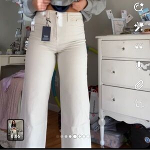 CUTEST most FLATTERING White gap jeans